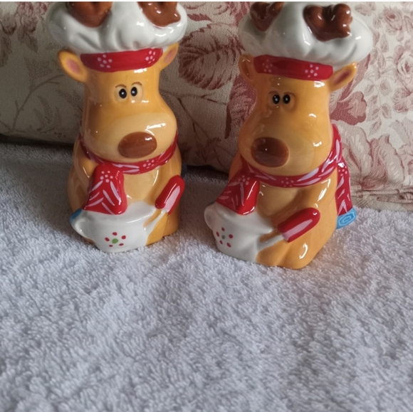 Cute Reindeer Holiday Decor - Picture 3 of 3